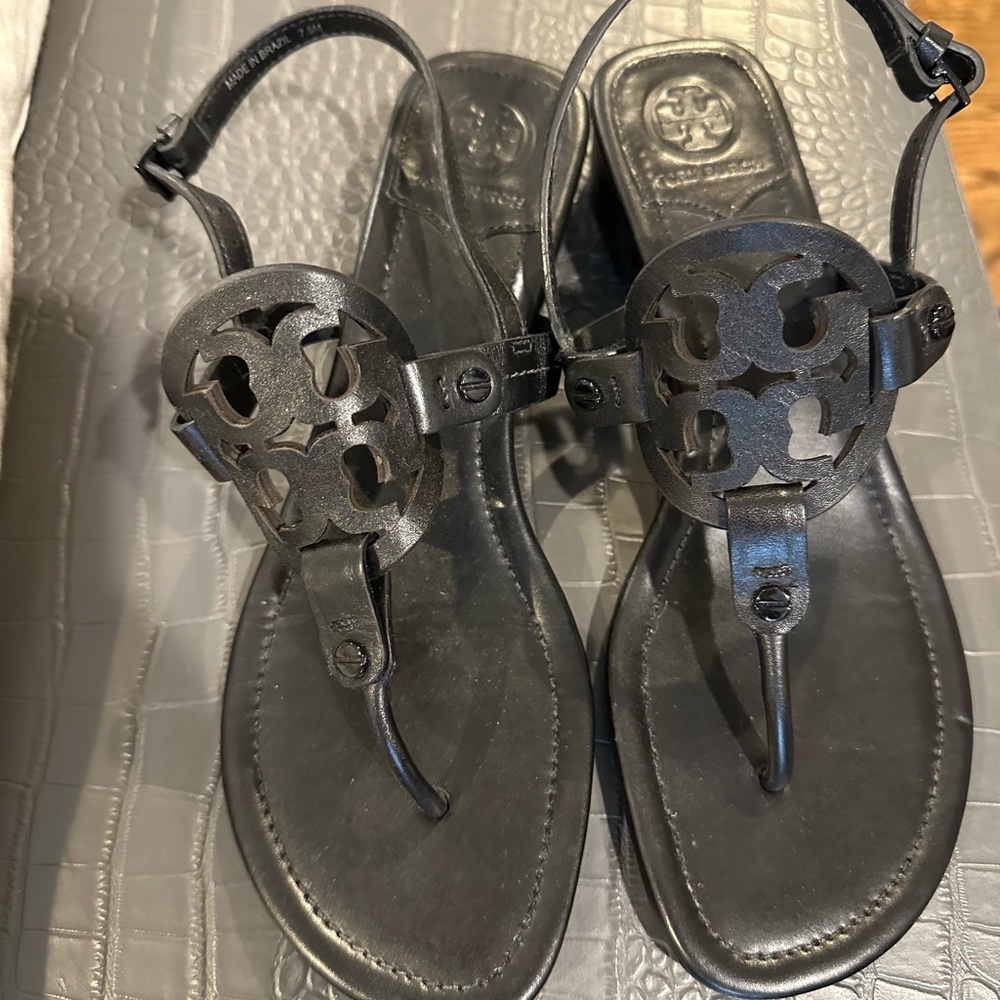 Super cute Gently worn tory birch sandal size 7.5!